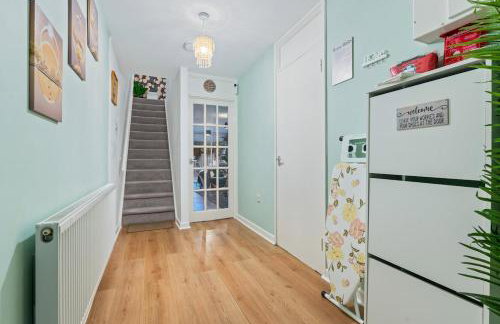 #99 Quirky and Stylish 3-Bedroom - Close to Drayton Manor Theme Park - Sleeps 6 - "Perfect for contractors and Families - Free parking" - Photo 6