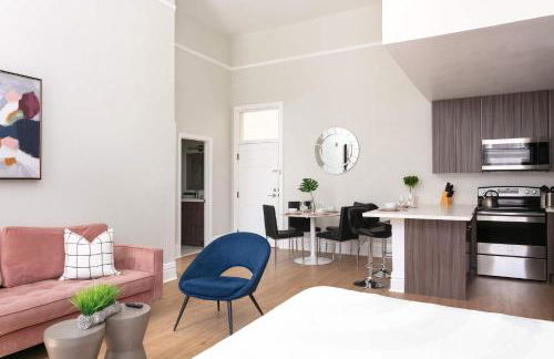 Bright 2BR Loft Sleeps 7 with Full Kitchen and Fast WiFi - Foto 6