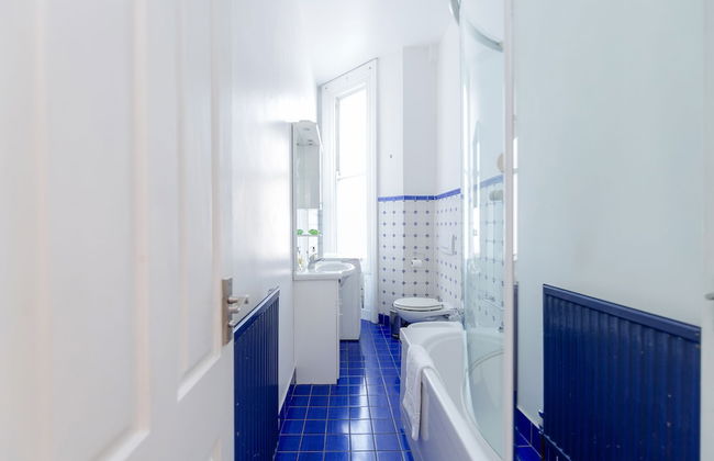 Philbeach Balcony- 2bed flat in Earls Ct - Photo 24