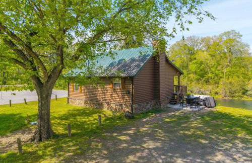 Riverfront Little Red Cabin, Hot Tub, World-class Trout Fishing, Views & Boat Access - Photo 17