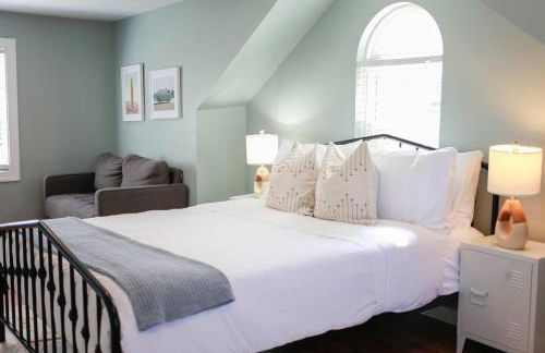 Sojourn Spacious Family Retreat with Fenced Backyard - Foto 23