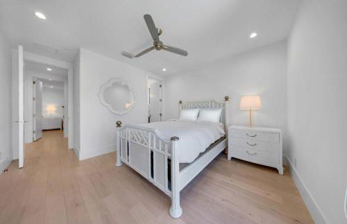 LVS Villa Blanco 5BR Coastal Oasis with Rooftop Sunset Deck Heated Pool Spa & Walk-to-Beach Access - Foto 42