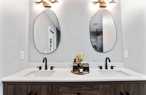 Stylish Lakehouse with Black-and-White Modern Design near Lake Hartwell, Clemson SC - Foto 20