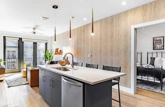 Prime Walkable Midtown Location, Pool, Gym Outlaw's Den by Avantstay - Foto 11