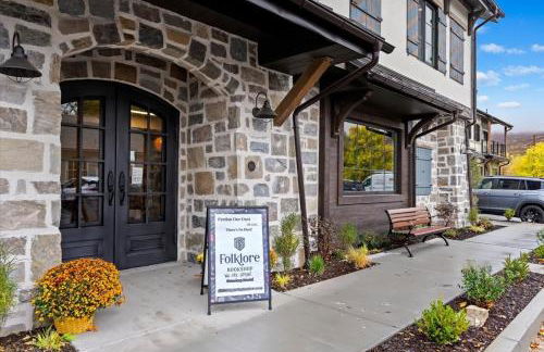 The Bee Room - Cozy Retreat on Midway Main Street - Photo 16