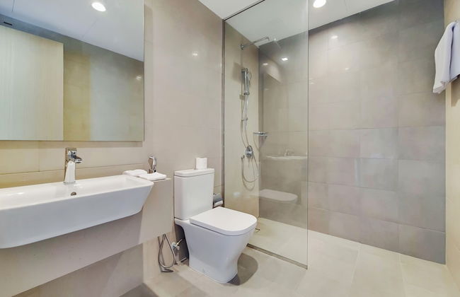 GreenFuture - Stylish Apartment With Panoramic City Views - Photo 8