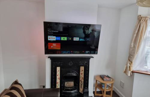 Entire 3 bedroom home with Parking in Welling, London, UK - Photo 3