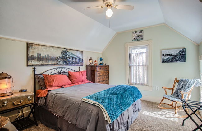 5bddowntown Victorian Charmhot Tub, Firepit - Photo 14