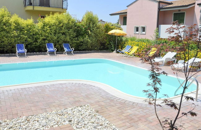 Spacious Apartment With Garden - Photo 21