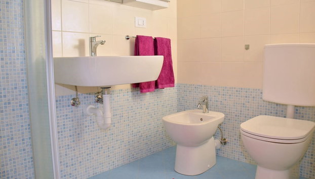 Experience the Beach Breeze in our Bright Flat - Foto 5, Servicios del cuarto de baño