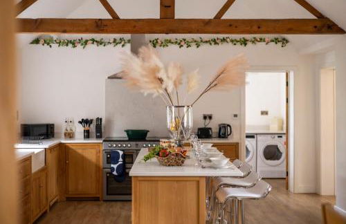 Stunning 5-bed Barn Conversion in Newark-on-Trent by Renzo, Beautiful Surroundings, Sleeps 10! - Foto 11