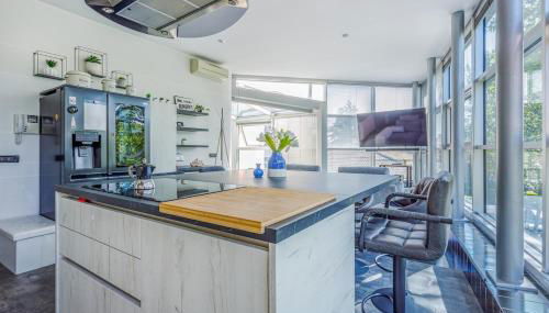 Comics & Cars - Themed Penthouse in Motor Valley - Foto 2, stove, dishwasher