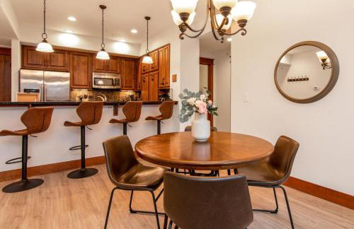 Modern Riverstone Condo with Grand Deck - Steps to Shops, Restaurants, Trails and River - Foto 9