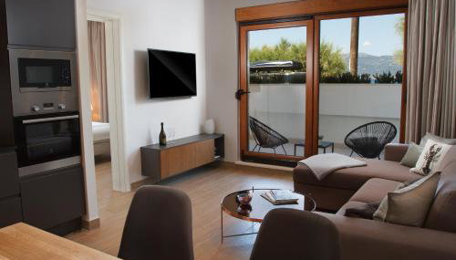 Luxury Poolside Villa - Photo 5