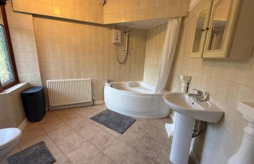 Large 4 Bed with Parking - Foto 13