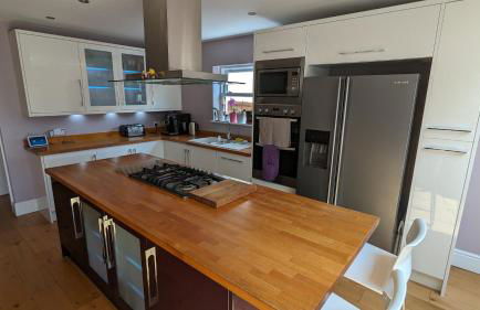 Cheltenham large house with gym, bar & hot tub - Photo 39