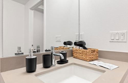 Chic Studio with Stunning DTLA Views, Walk to Metro - Foto 14