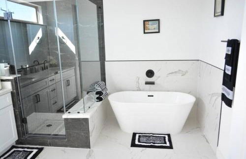 Tranquil Downtown Escape with Backyard - Photo 33