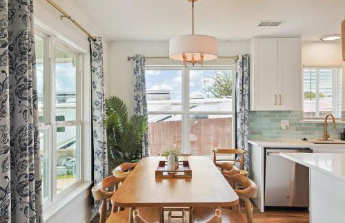 Tranquil Lakeside Escape 2 Bedrooms Patio Views - Photo 3