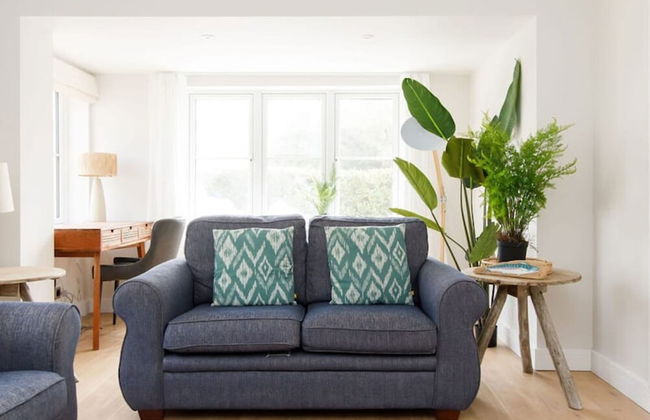 Mariners Stylish Beachside Getaway With Sea Views - Photo 10