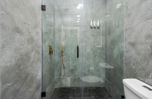 Modern Studio Retreat with King Bed, Full Kitchen & Free Park - Foto 8