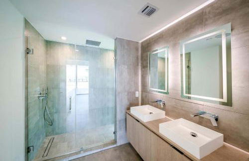 Bayview Villa by Rove Travel - Waterfront with Patio - Foto 20