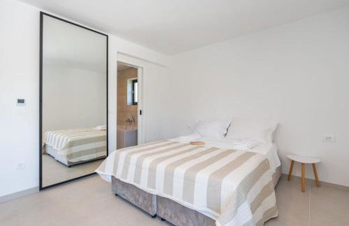 Green & Blue Five Bedroom Villa with Private Pool and Complete Privacy - Photo 34