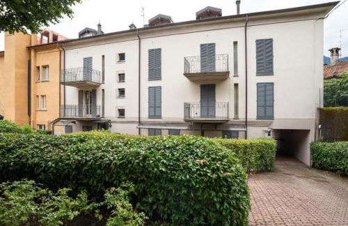 GuestHost - Lake Como Studio with Balcony & Parking! - Foto 16