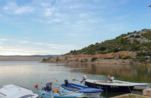 Amazing Home In Modric With Wifi - Photo 12