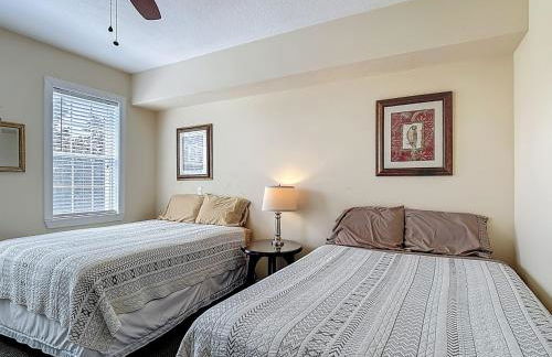 3-BR Condo with Dreamy Balcony Views, Walk to Pool - Foto 27