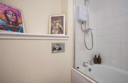 2BR Apartment with Parking Near Southside and Queens Park - Foto 14