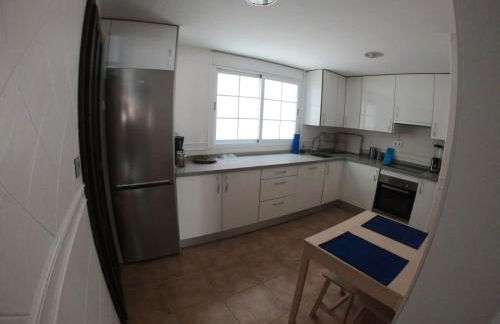 Private townhouse with roof terrace close to the beach - Photo 8