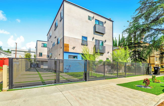 Luxurious Townhome - Photo 39