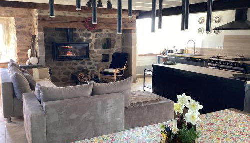 Maison de campagne, 136 M2, 4 pers, grande pièce de vie, 2 chambres, 2 salons, Cantal - Foto 4