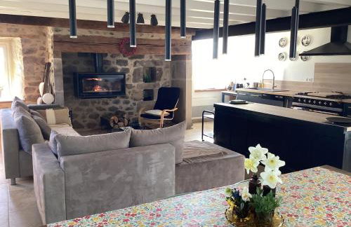 Maison de campagne, 136 M2, 4 pers, grande pièce de vie, 2 chambres, 2 salons, Cantal - Foto 4