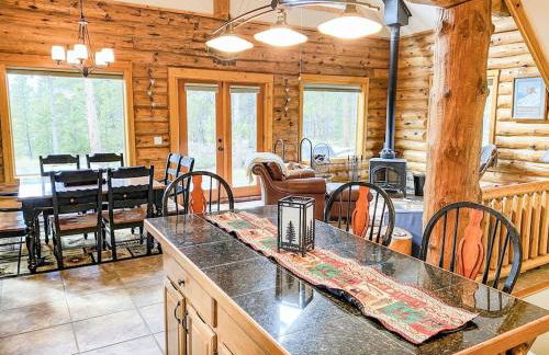 Secluded Log Cabin with Views & Hot Tub, Foosball, Wood Stove - Heavenly Homestead - Foto 47