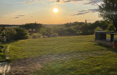 Dog-Friendly Cottage with Backyard & Beach Vibes! - Foto 4