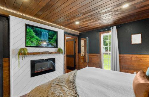 Wood Haven Cabin with a hot tub fire pit & indoor pool - Photo 21