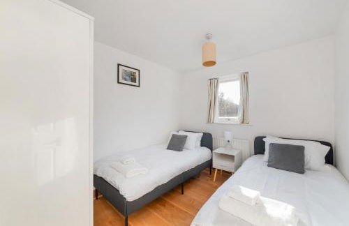 2BR Waterside Flat Parking WiFi Garden & DLR Nearby - Foto 12