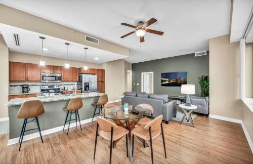 Luxury High-Rise w/ City View | Paid Parking | Gym - Photo 8