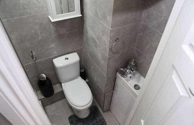 Budget Ensuite Room Woolwich - Photo 7