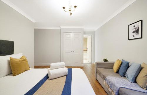 Luxury 3-Bed Apartment with Private Garden En-Suites & Underground Parking Prime NW6 London Location - Foto 7