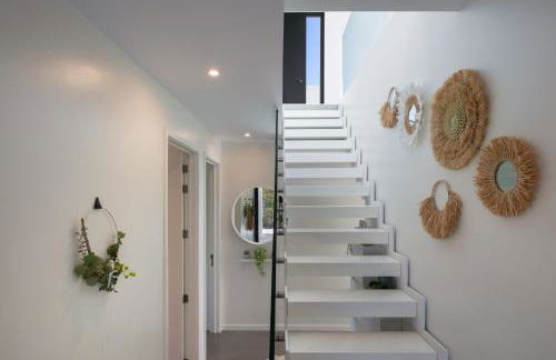 4-Bedroom Modern Villa with Sea View - Photo 32