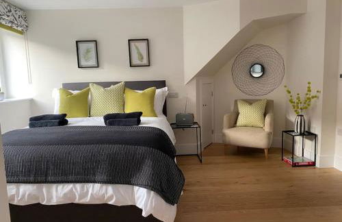 New studio apartment - minutes walk to Cathedral - Foto 1