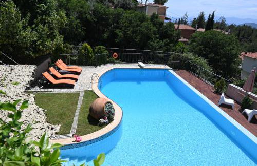 Tranquil Infinity Pool Getaway (private jacuzzi and steam bath, pool, garden, sea and city views) - Foto 49