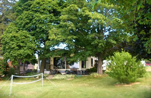 Rustic Lakefront Cottage Rental for Four on Randall Lake, Michigan - Foto 1