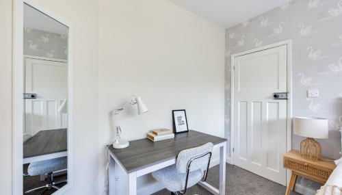 Charming Detached Bungalow - Close to Town Centre - Driveway Parking, Self-Check-In, Fast WiFi and Garden by Yoko Property - Foto 4