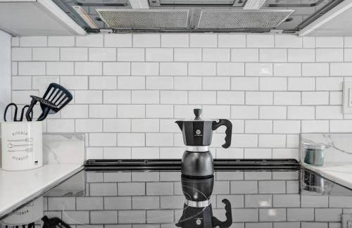 Contemporary 2BR Home with Pool & BBQ Access - Foto 16