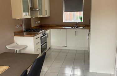 Stunning Large Detached Gloucester, 4 beds, 3 bedroom, 2 bathroom property, Nr Chelt, The Docks and Quays sleeps 6 - Photo 46