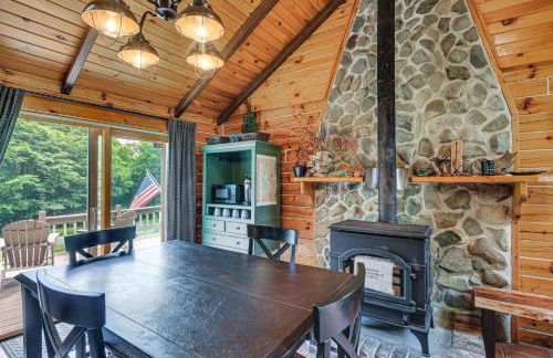 Woodsy Beaver Cove Cabin with Deck and Fire Pit! - Foto 9